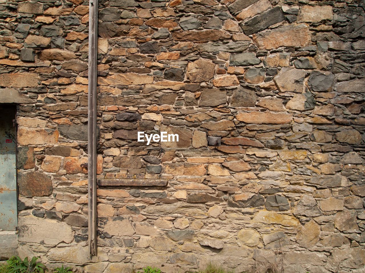 FULL FRAME SHOT OF STONE WALL WITH BRICK WALLS