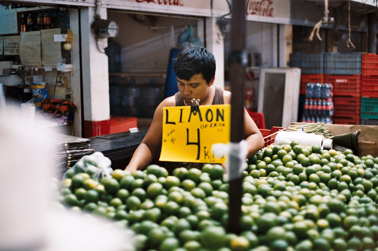 VIEW OF ORANGES IN MARKET