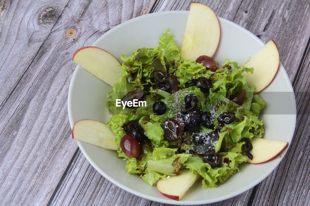 Photo of freshly made vegetable salad.