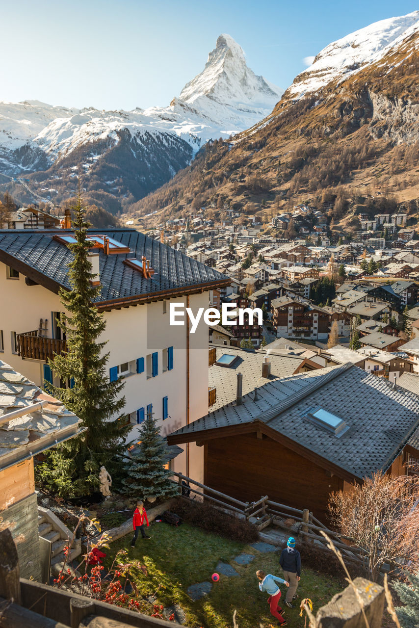 HIGH ANGLE VIEW OF TOWNSCAPE AGAINST SKY