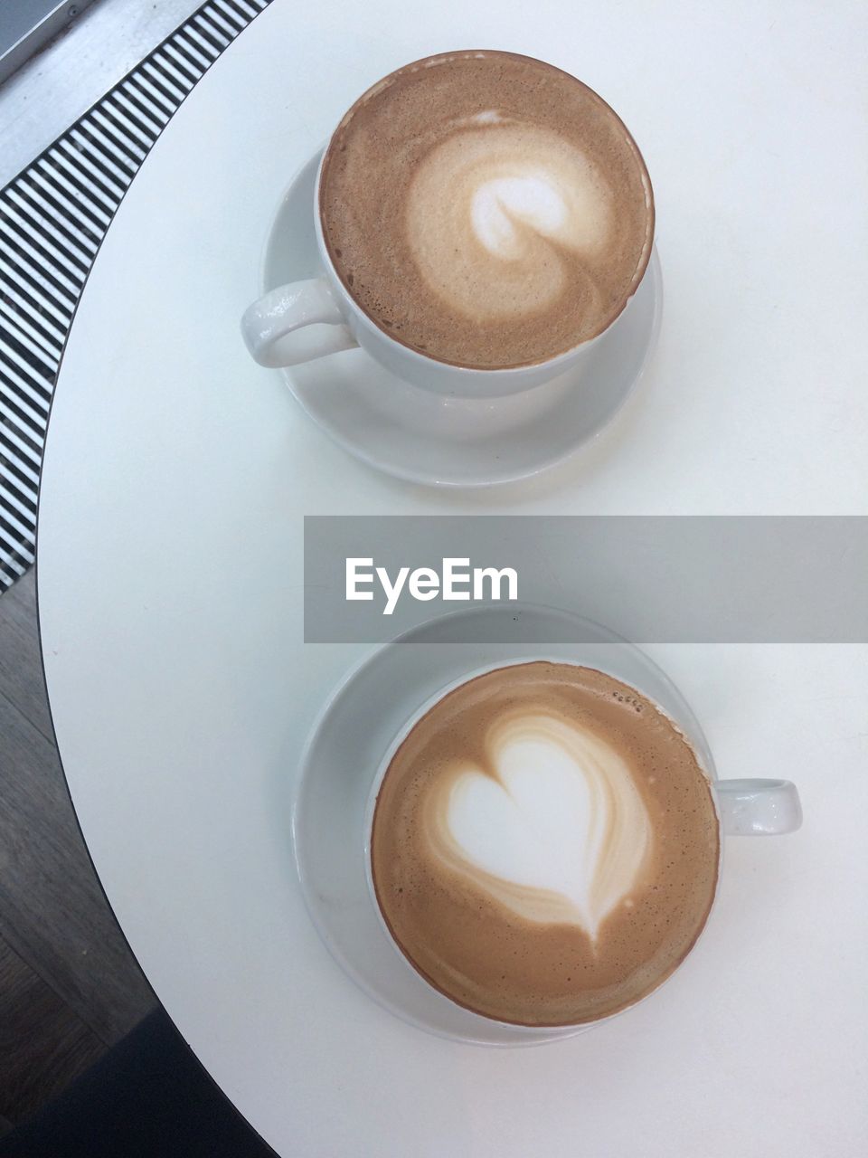 HIGH ANGLE VIEW OF COFFEE IN CUP ON TABLE