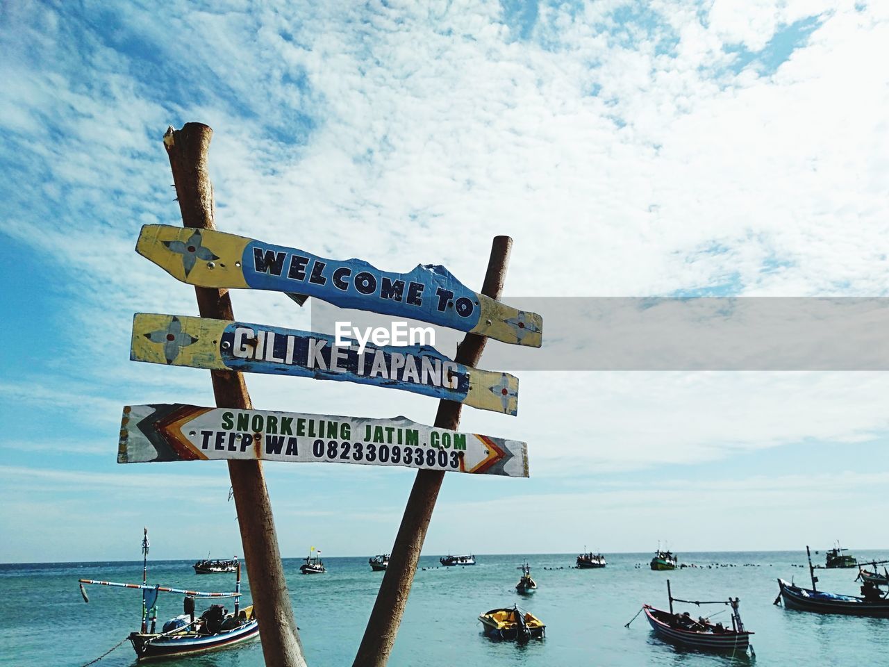 INFORMATION SIGN BY SEA AGAINST SKY