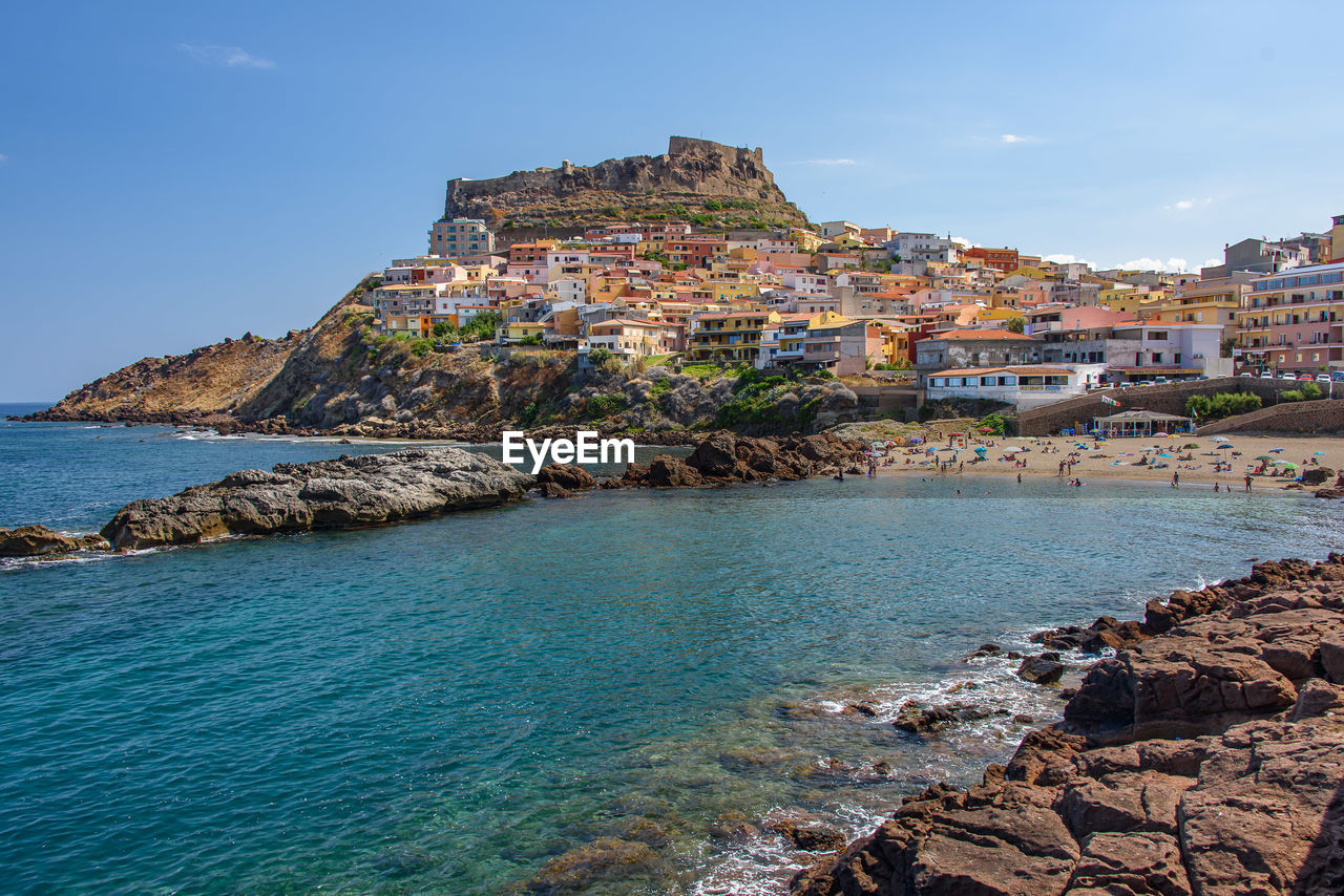 TOWNSCAPE BY SEA AGAINST SKY