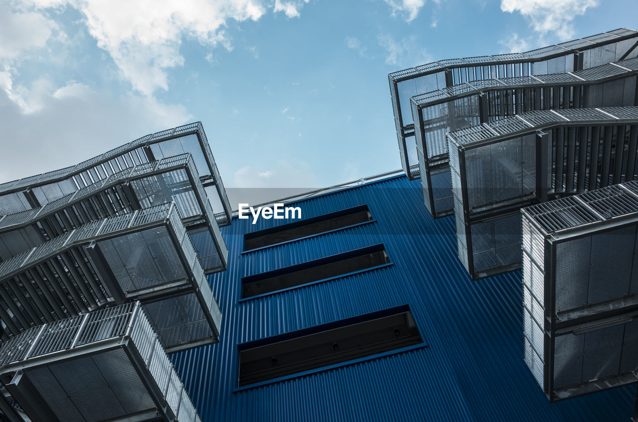 LOW ANGLE VIEW OF MODERN BUILDINGS AGAINST SKY