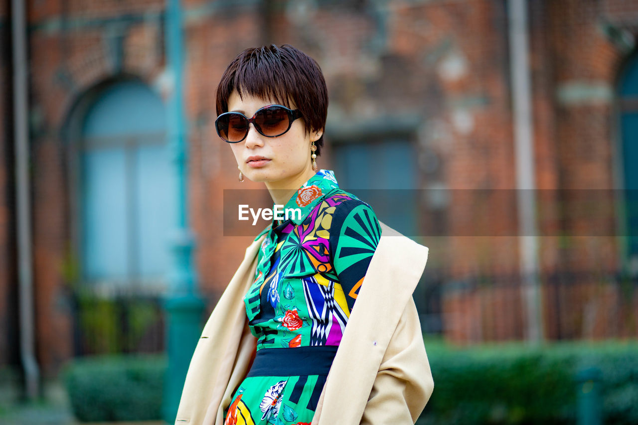 YOUNG WOMAN WEARING SUNGLASSES