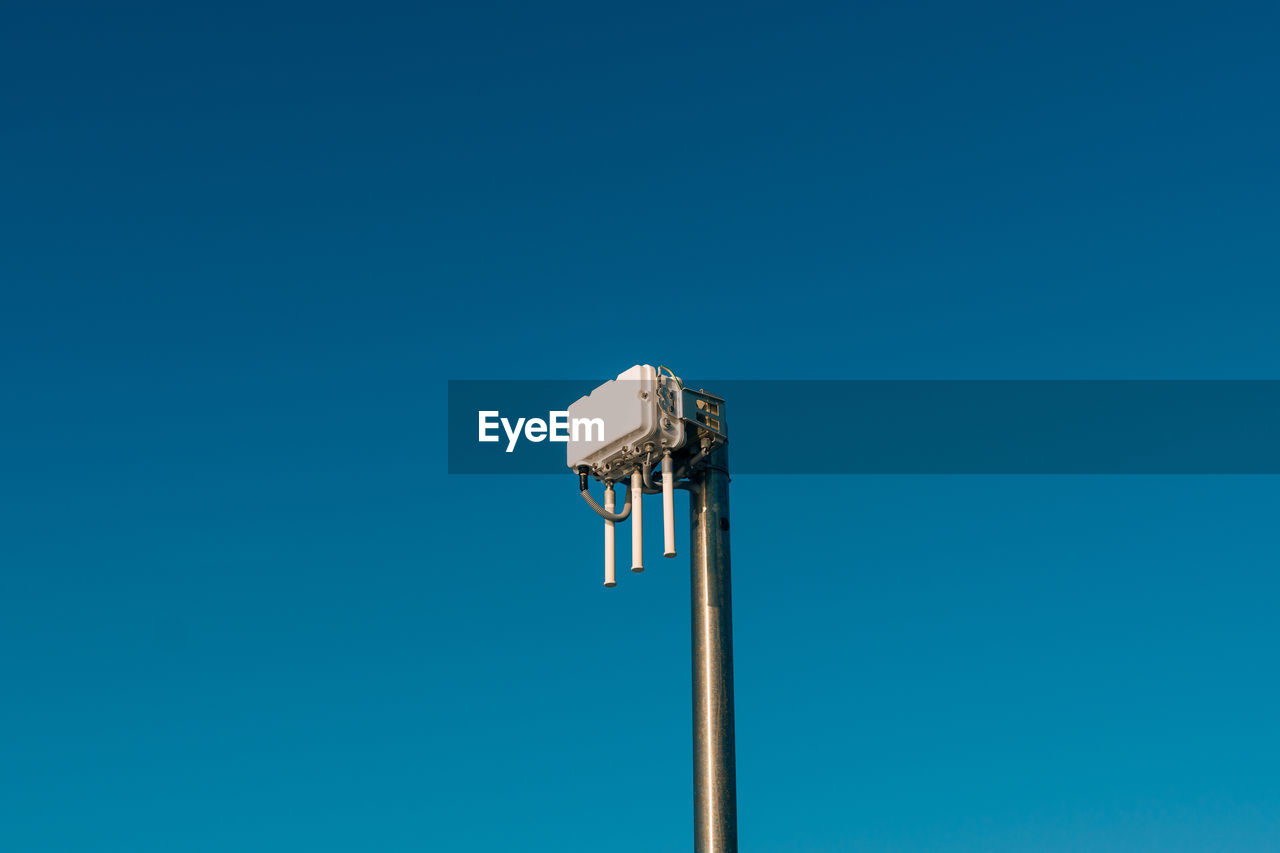 LOW ANGLE VIEW OF FLOODLIGHT AGAINST SKY