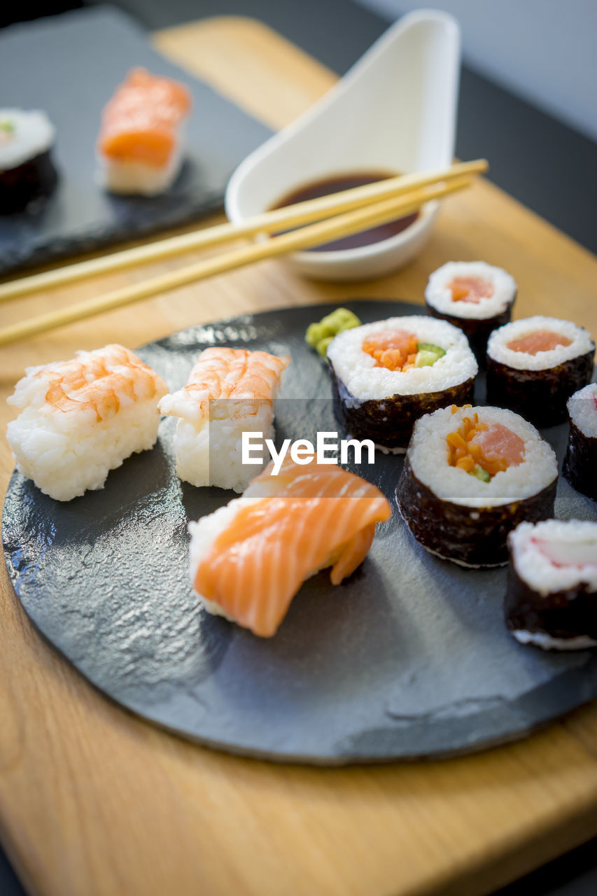 CLOSE-UP OF SUSHI ON PLATE