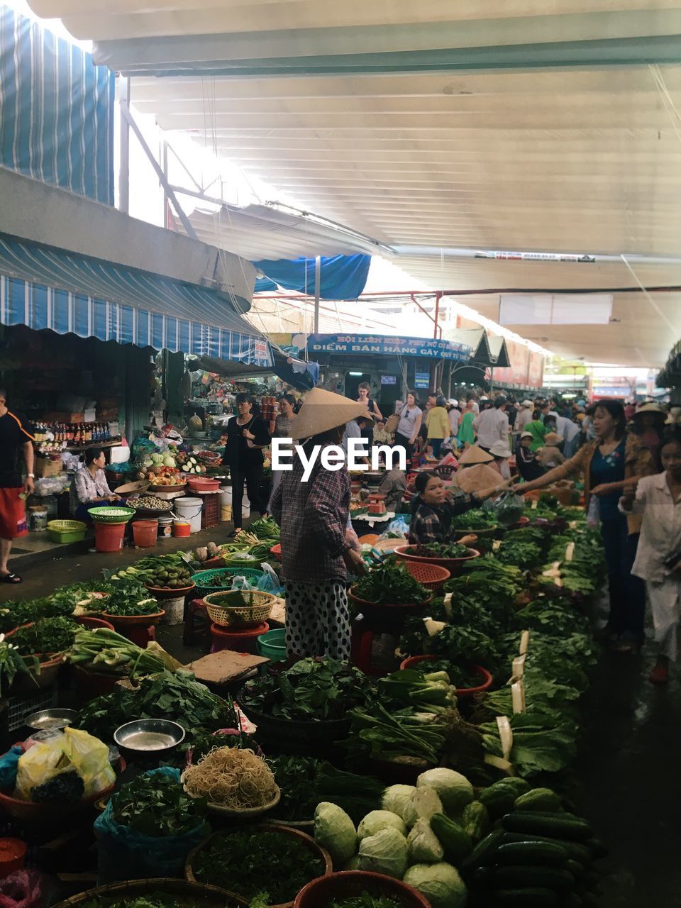 CROWD IN MARKET