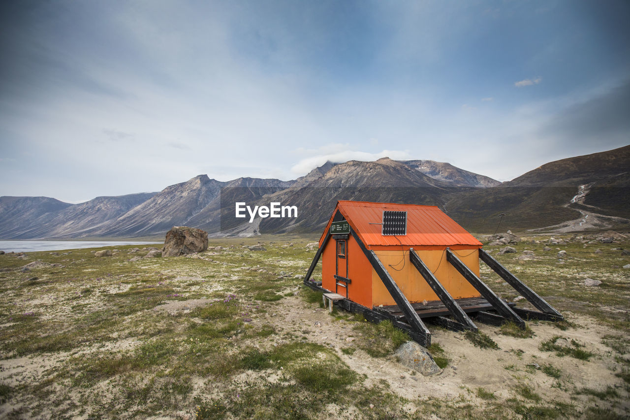 Emergency shelter in akshayak pass, auyuittuq national park