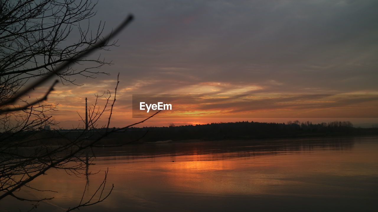 SCENIC VIEW OF LAKE AGAINST SUNSET SKY