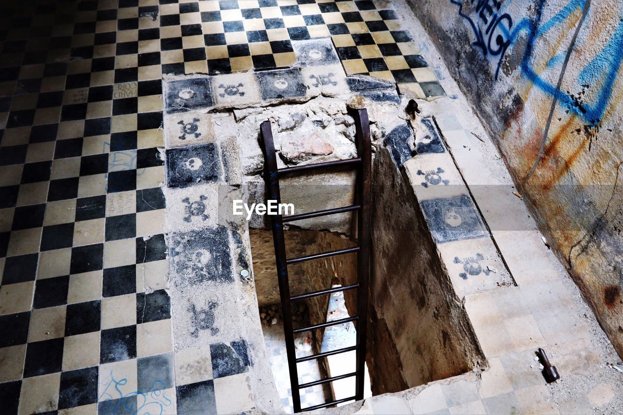 HIGH ANGLE VIEW OF OLD BUILDING IN TILED FLOOR