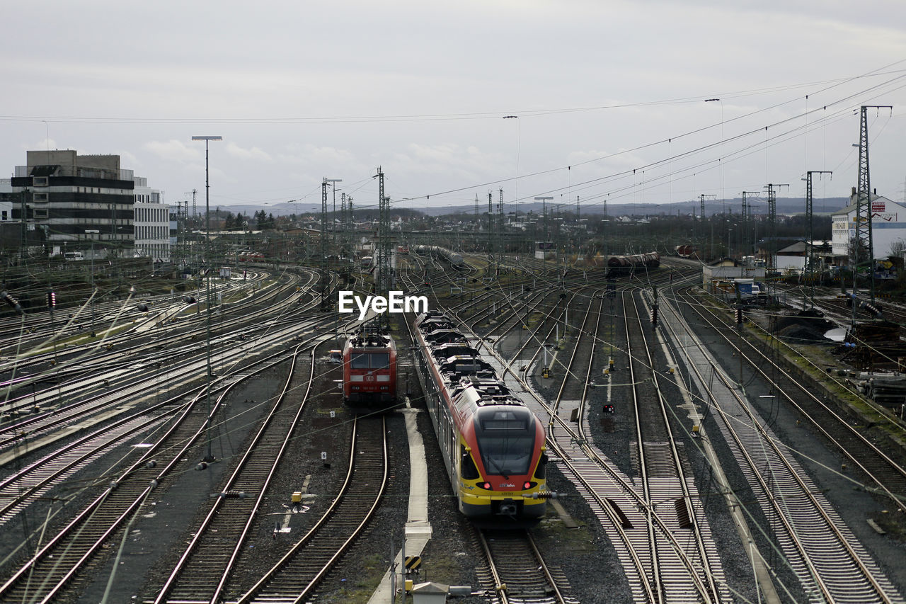 HIGH ANGLE VIEW OF TRAIN ON RAILROAD TRACKS