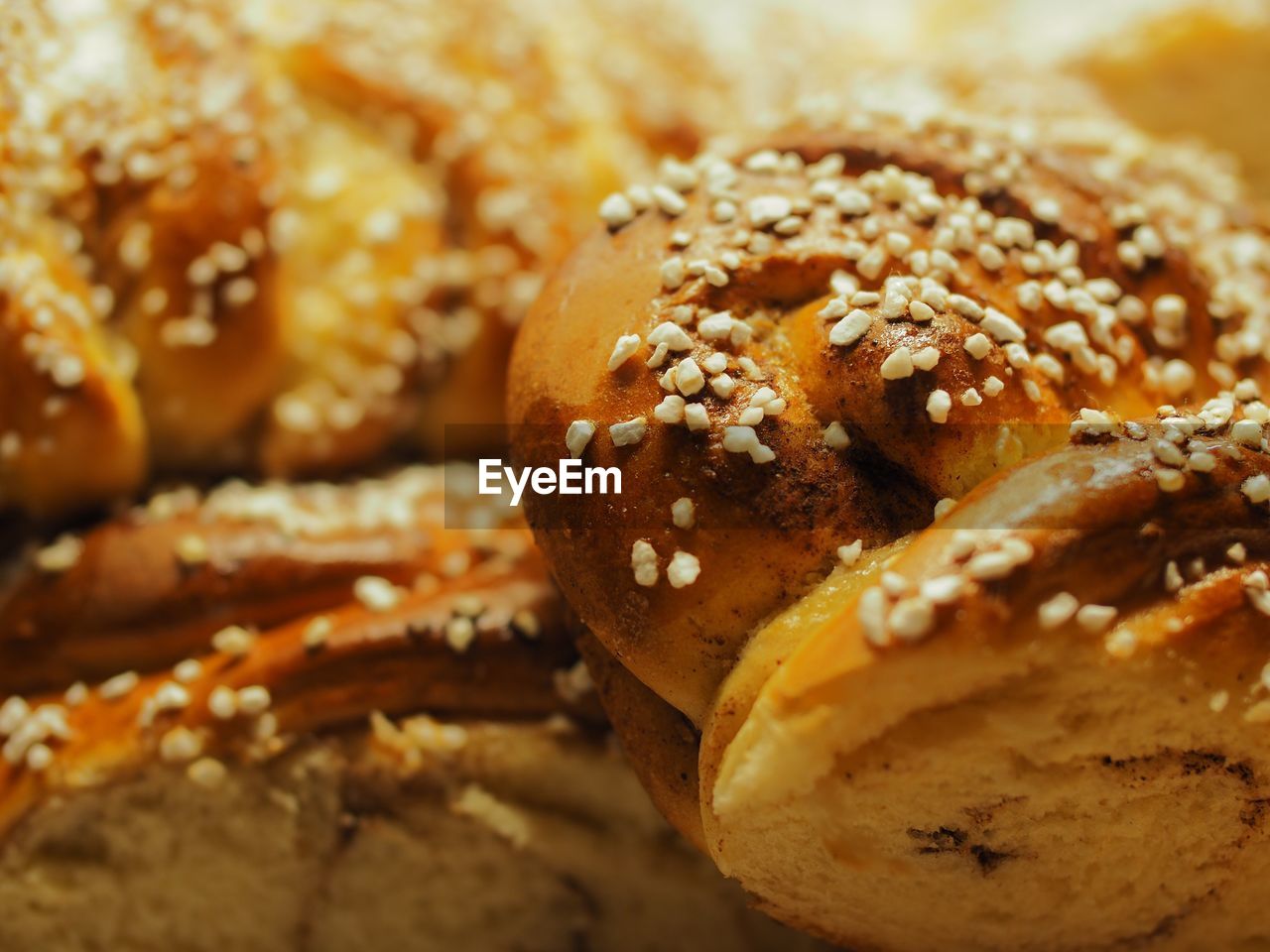 CLOSE-UP OF BREAD ON PLATE