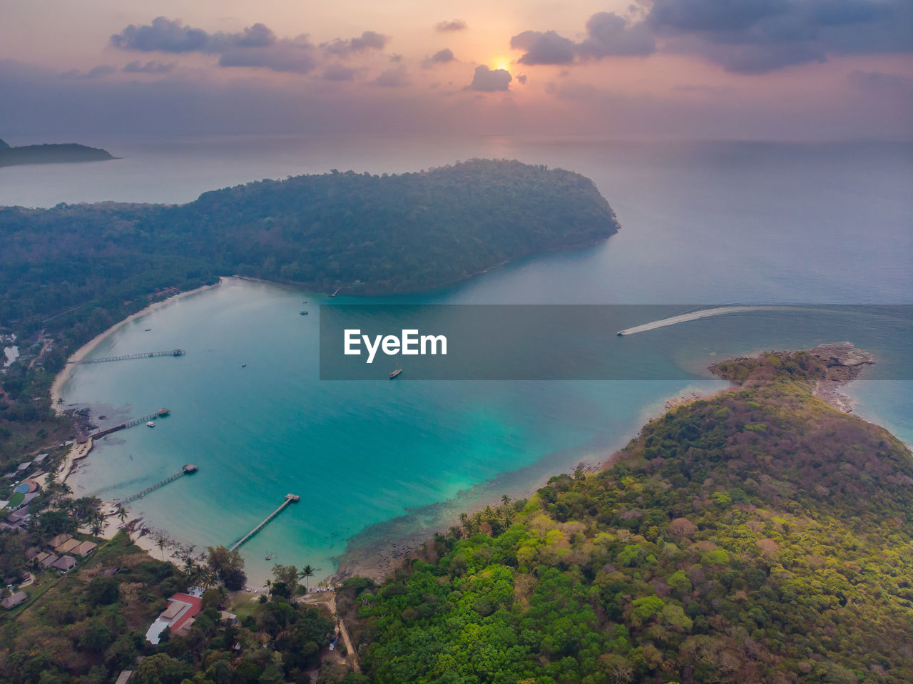 HIGH ANGLE VIEW OF BOATS ON BEACH