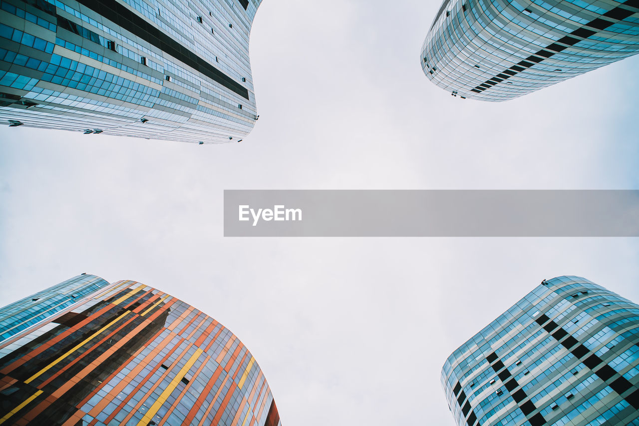 LOW ANGLE VIEW OF SKYSCRAPERS AGAINST SKY