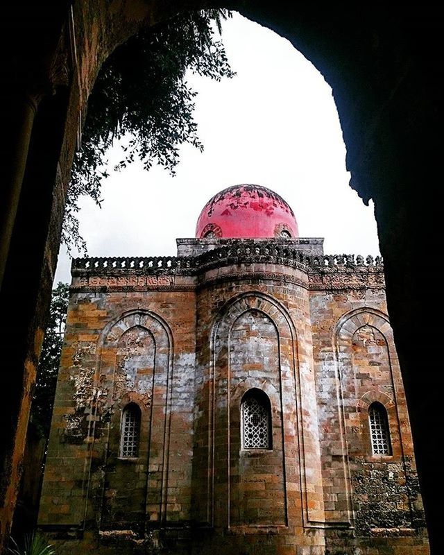 LOW ANGLE VIEW OF HISTORICAL BUILDING