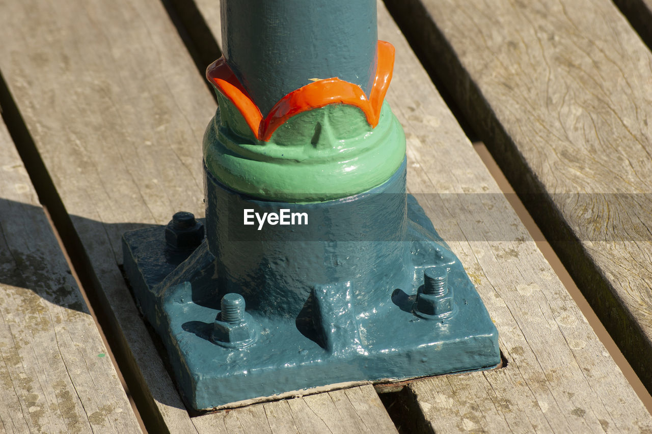 HIGH ANGLE VIEW OF DRINK ON METAL TABLE