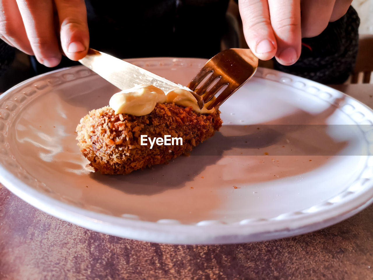 MIDSECTION OF PERSON HOLDING ICE CREAM IN PLATE