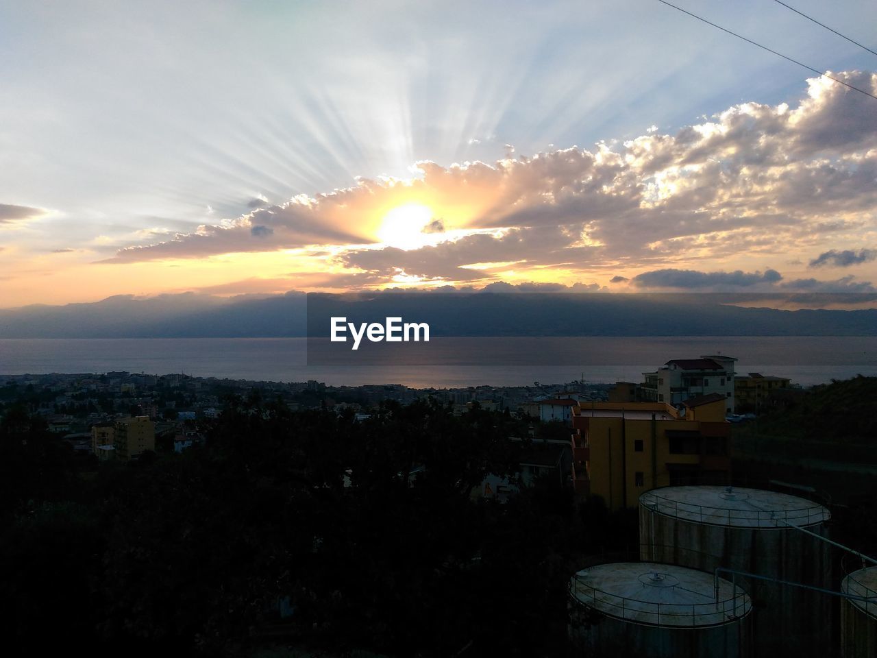 HIGH ANGLE VIEW OF SEA AT SUNSET