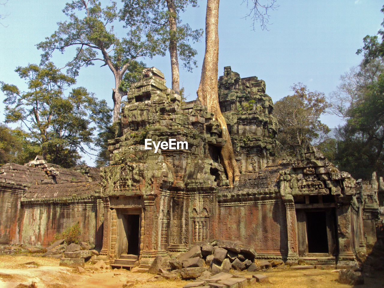 LOW ANGLE VIEW OF OLD RUINS