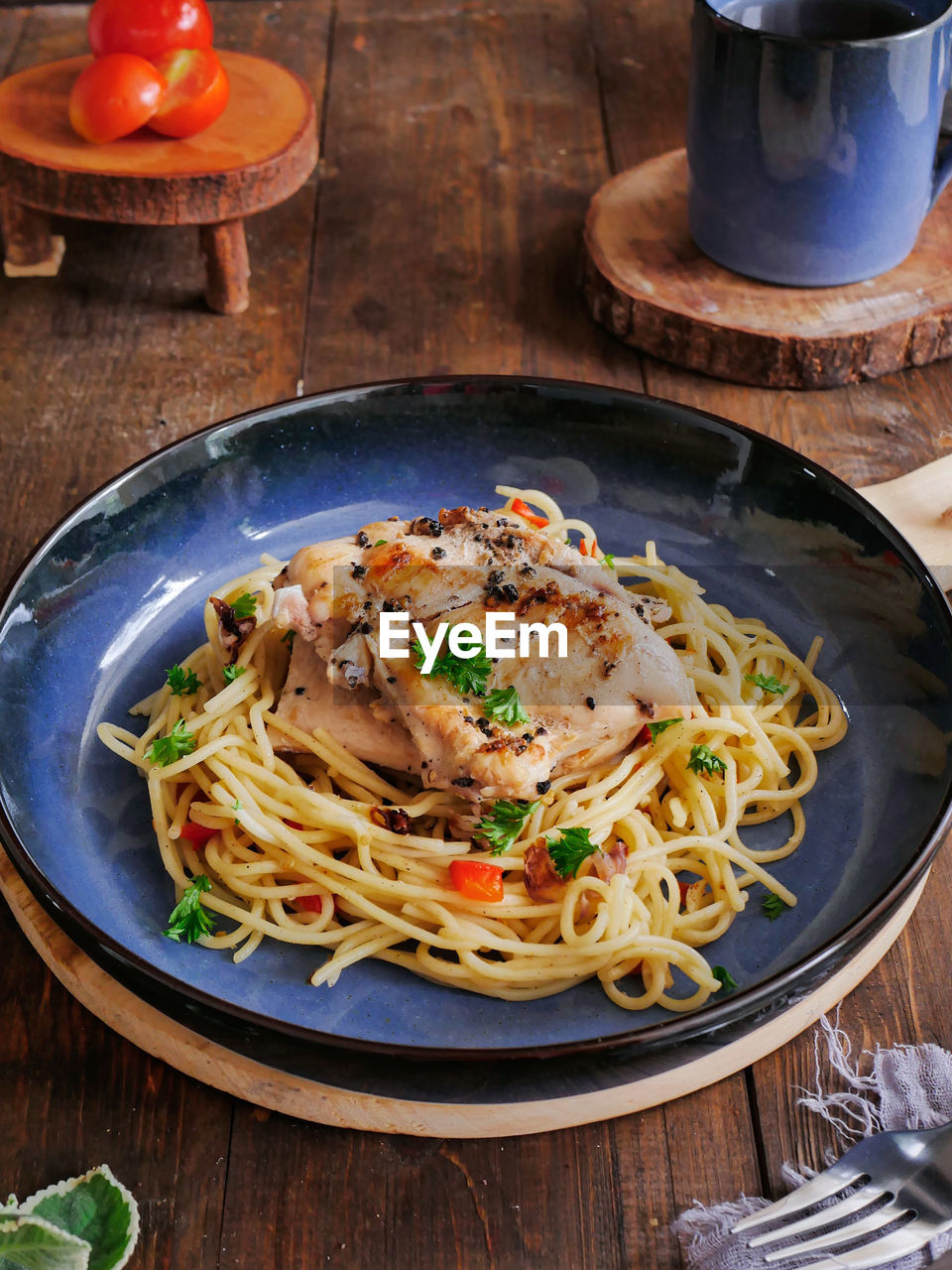 Grilled chicken breast seasoned with salt, pepper and coriander, served with spaghetti