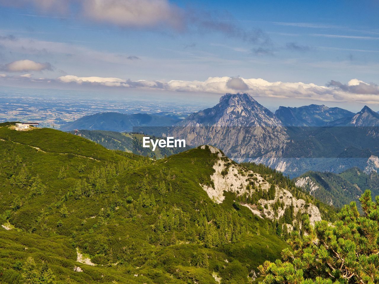 SCENIC VIEW OF MAJESTIC MOUNTAINS AGAINST SKY