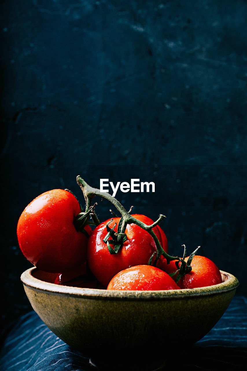 CLOSE-UP OF FRUITS IN BOWL