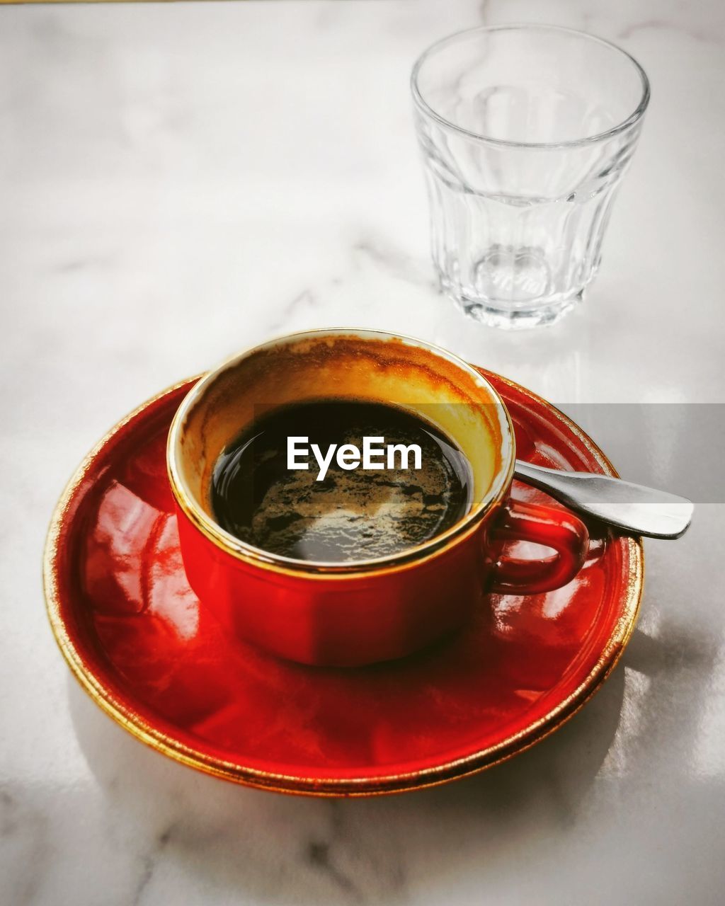 HIGH ANGLE VIEW OF GLASS OF TEA