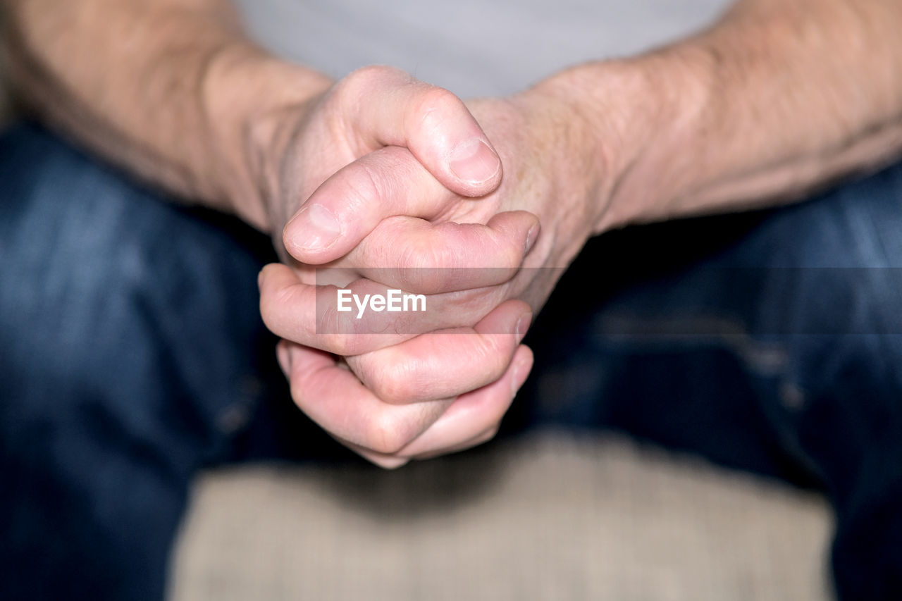 CLOSE-UP OF MAN HANDS ON FINGER