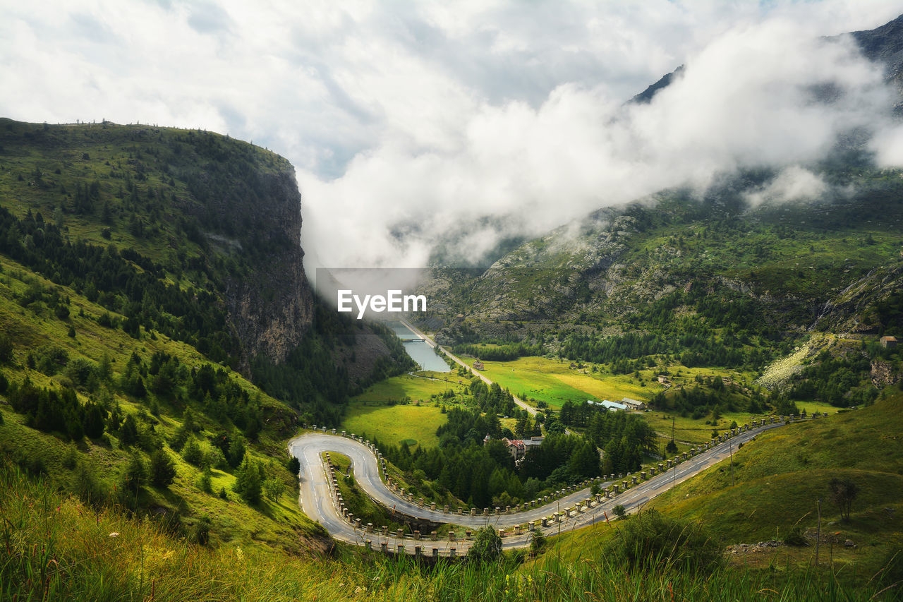 HIGH ANGLE VIEW OF WINDING ROAD ON LANDSCAPE