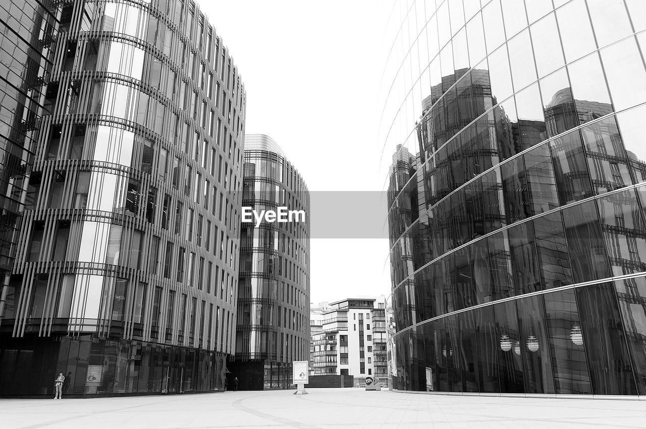 LOW ANGLE VIEW OF BUILDINGS AGAINST SKY