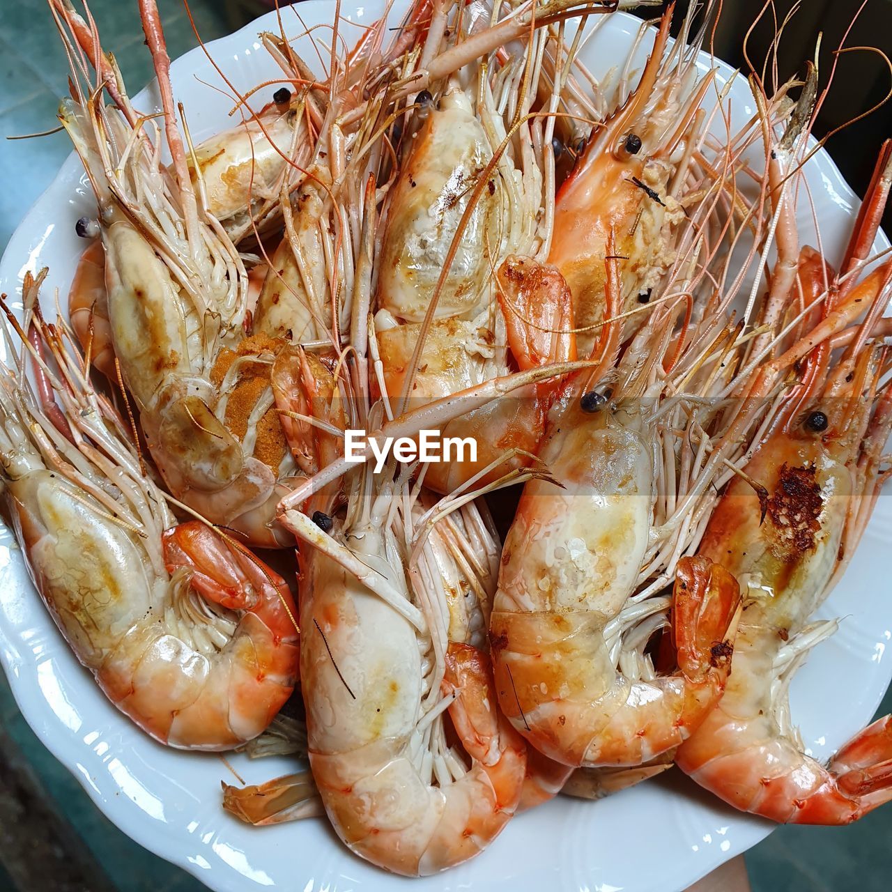 HIGH ANGLE VIEW OF DEAD FISH IN PLATE