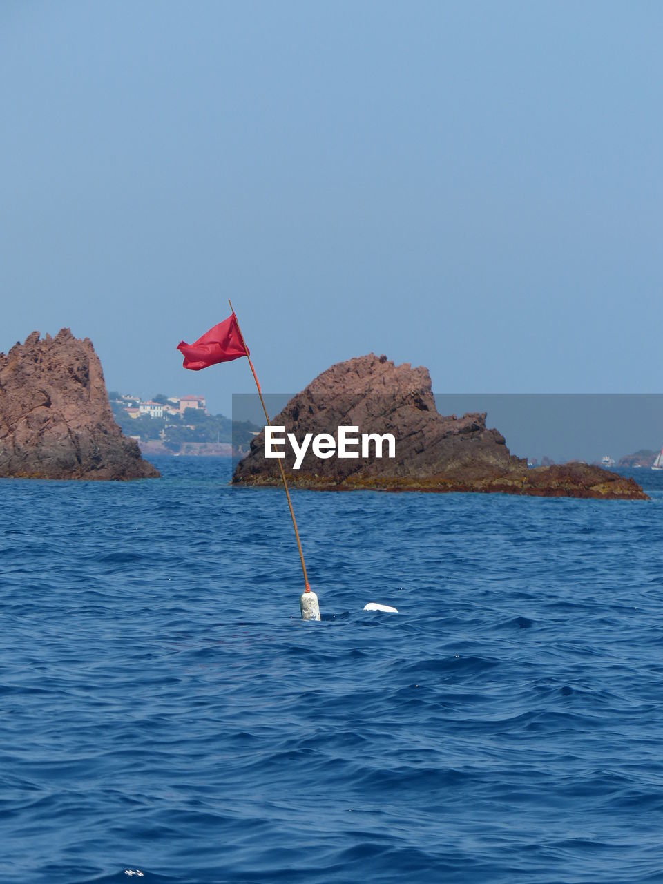 SAILBOAT IN SEA AGAINST CLEAR SKY