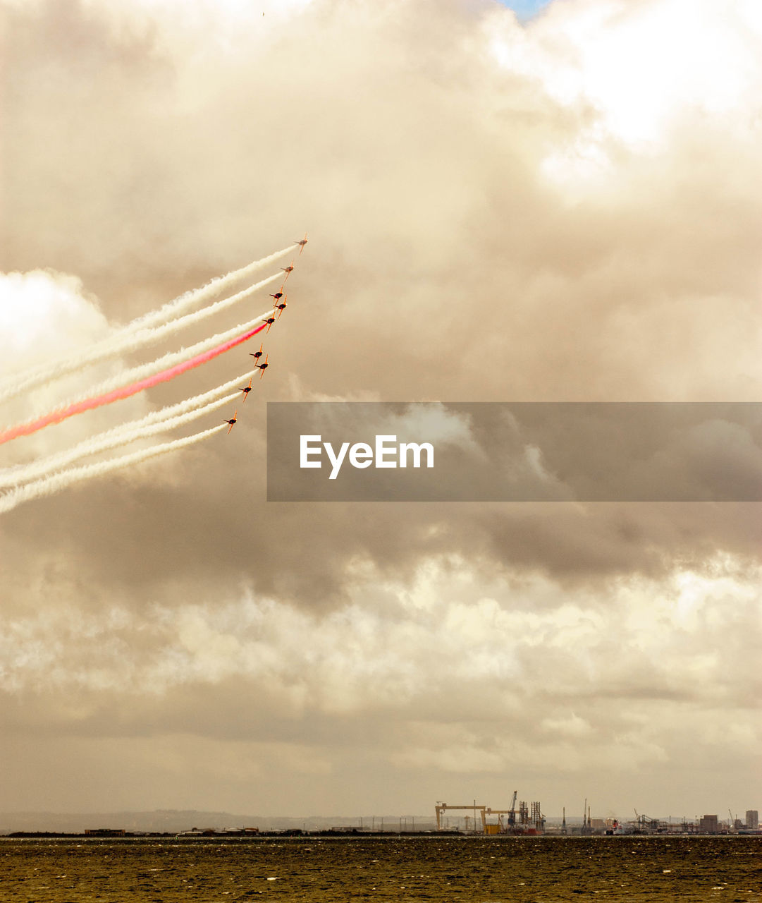 SCENIC VIEW OF AIRPLANE FLYING AGAINST SKY