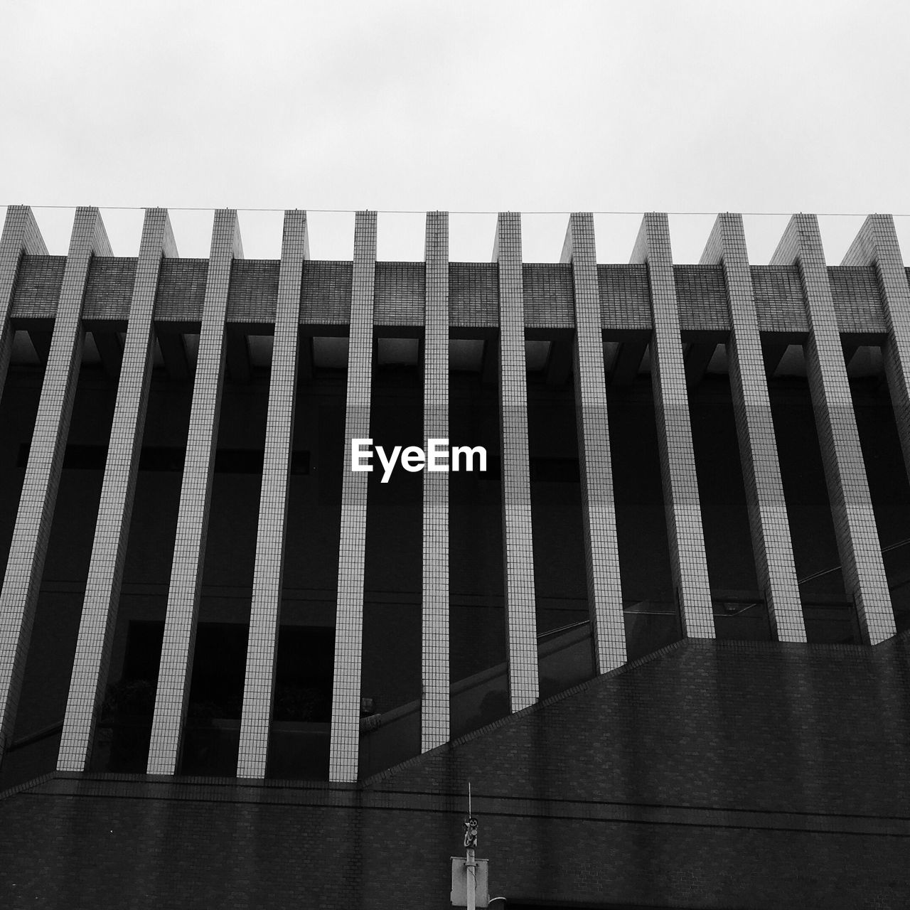 LOW ANGLE VIEW OF BUILDING AGAINST THE SKY