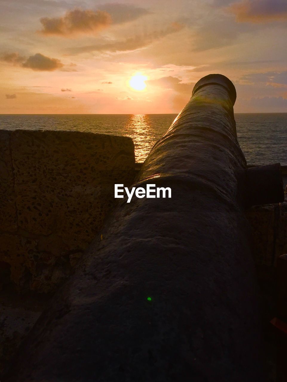 SCENIC VIEW OF SEA AGAINST SUNSET SKY