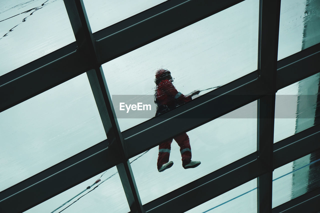 LOW ANGLE VIEW OF GLASS WINDOW AGAINST SKY