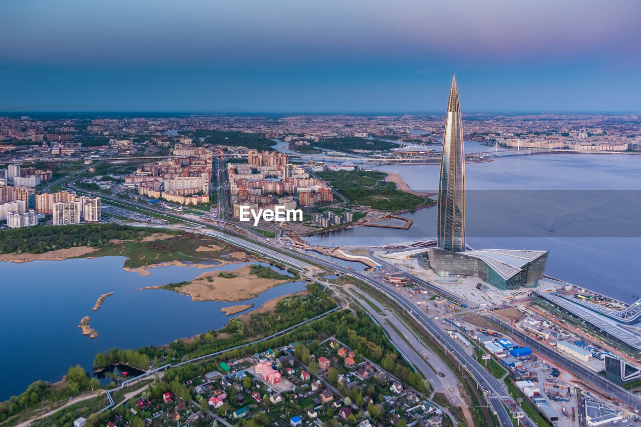 HIGH ANGLE VIEW OF BUILDINGS IN CITY AGAINST SKY