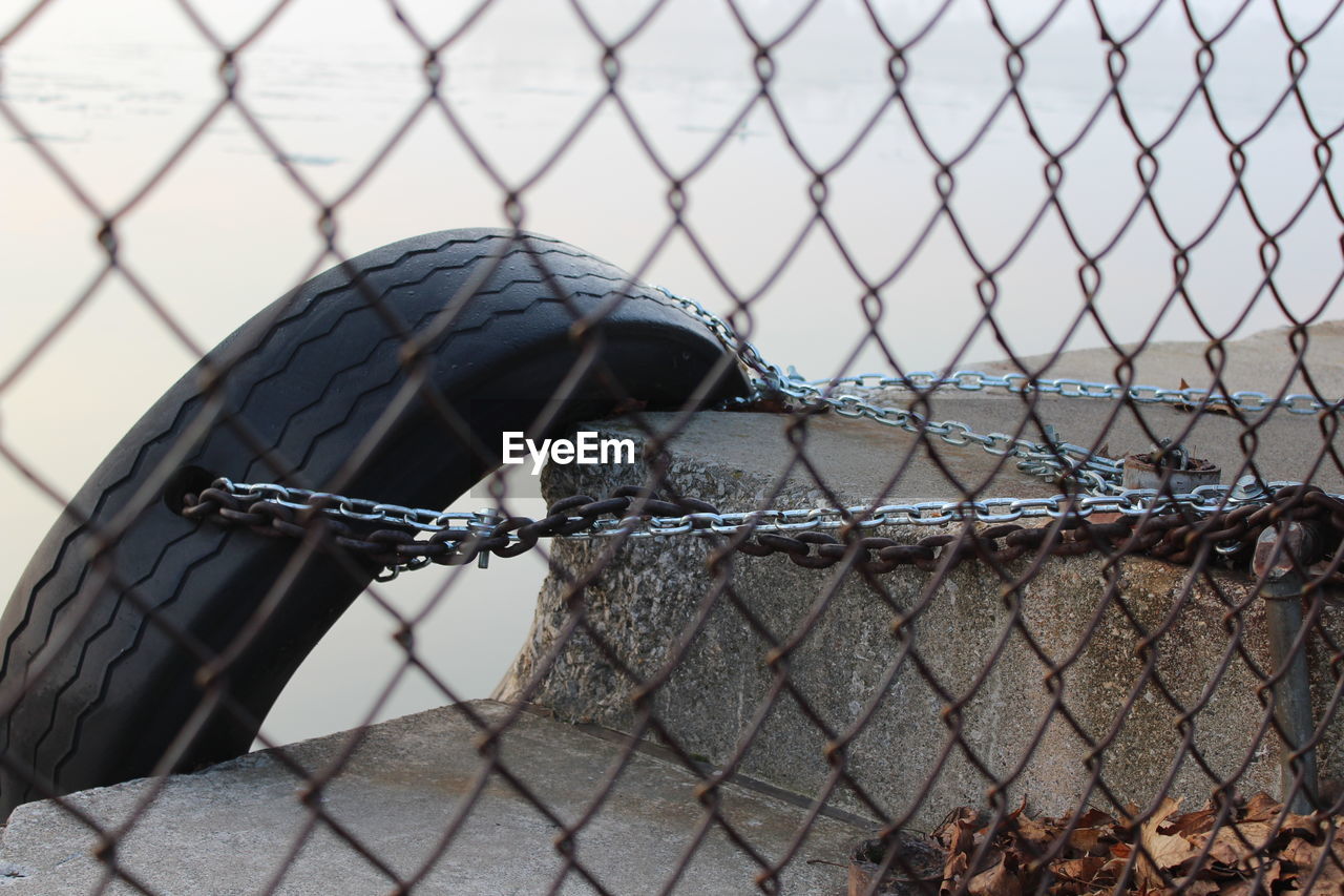 CLOSE-UP OF CHAINLINK FENCE