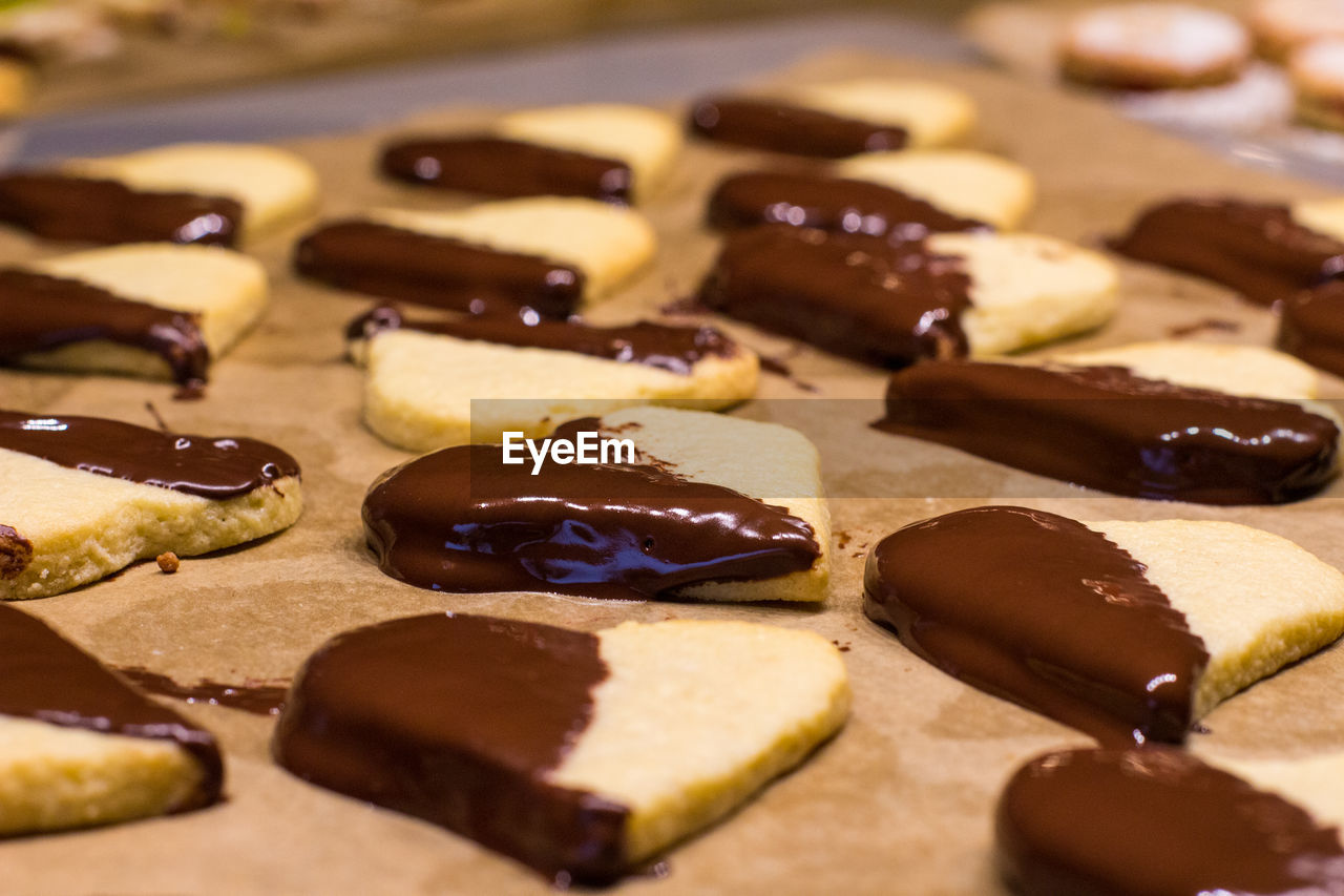 CLOSE-UP OF COOKIES IN PLATE