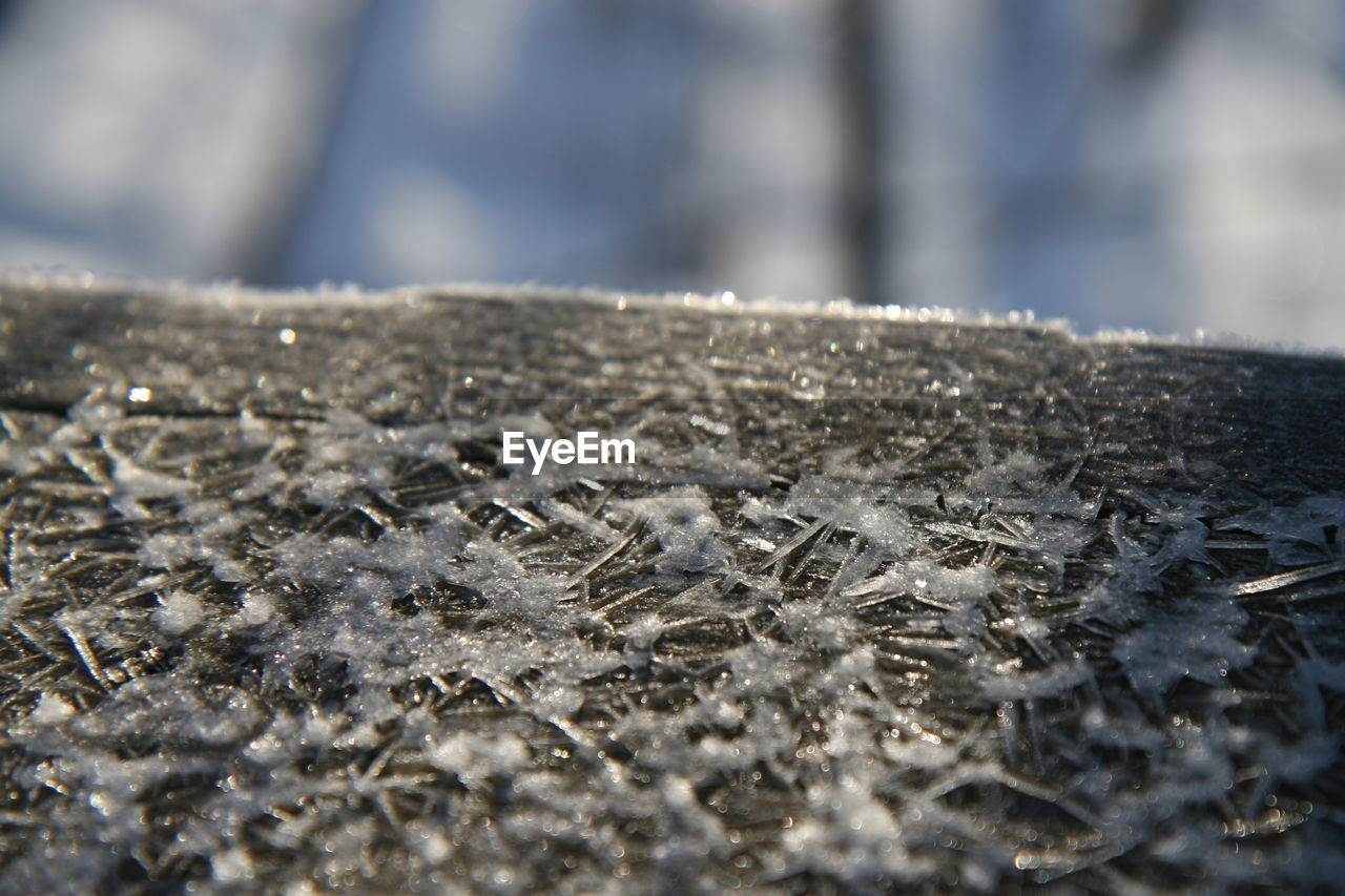 CLOSE-UP OF SNOW ON METAL SURFACE