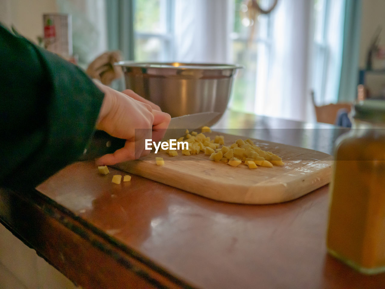 MIDSECTION OF PERSON PREPARING FOOD