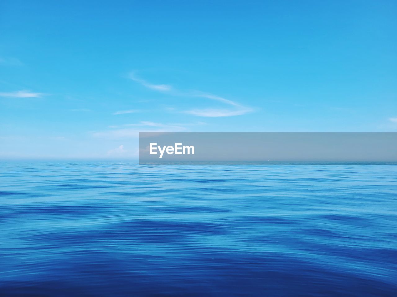 horizon, sky, water, ocean, sea, blue, horizon over water, beauty in nature, scenics - nature, cloud, tranquility, azure, wind wave, tranquil scene, nature, wave, no people, idyllic, seascape, coast, outdoors, waterfront, day, rippled, copy space, environment, backgrounds, urban skyline, motion, shore