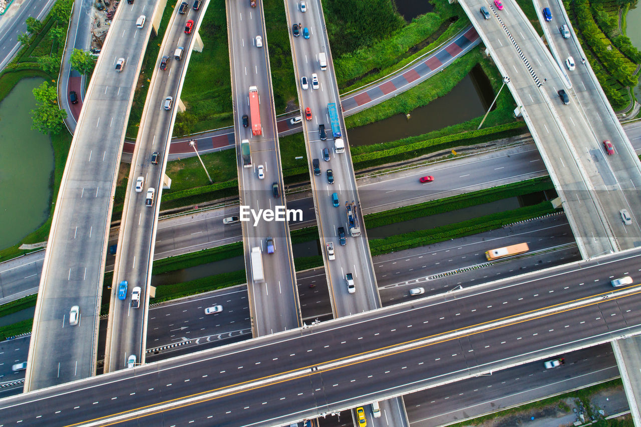 HIGH ANGLE VIEW OF VEHICLES ON HIGHWAY