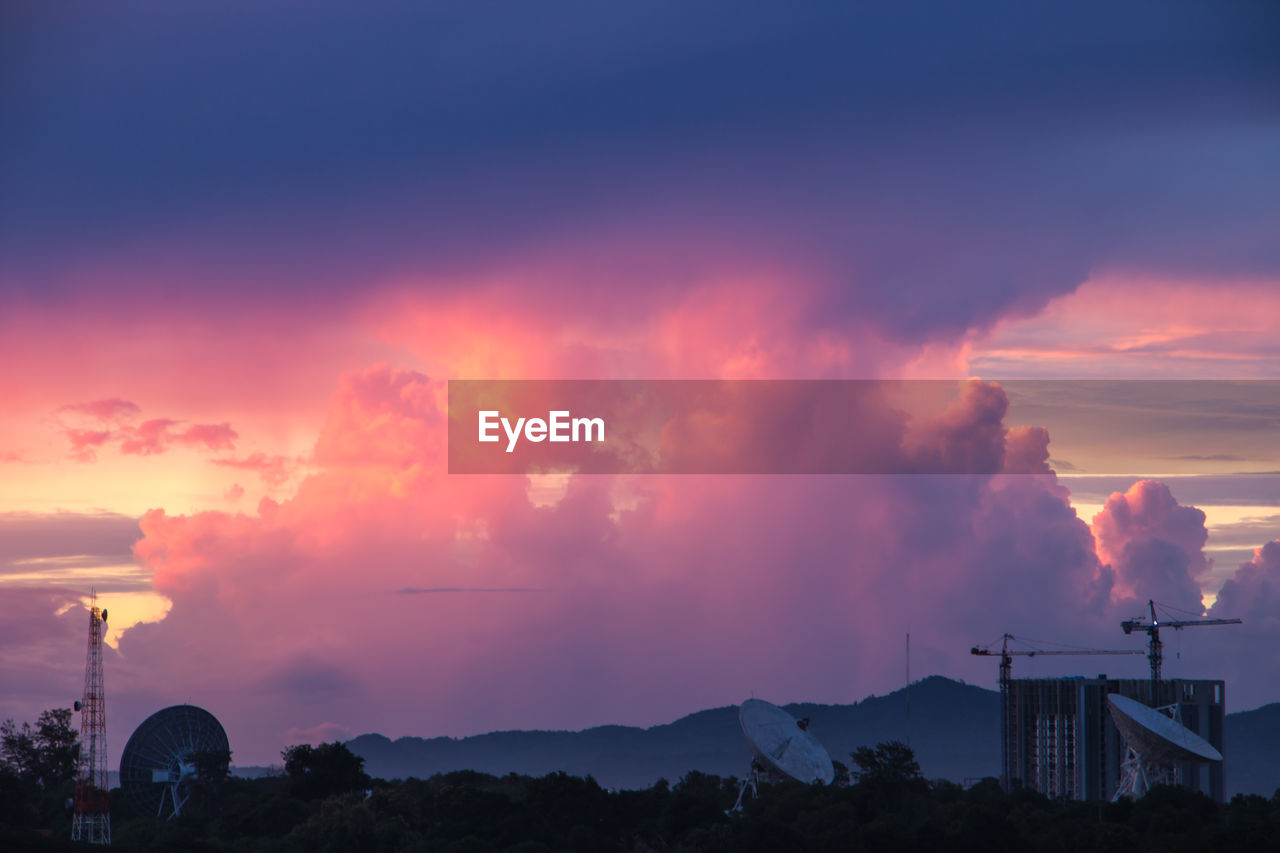 SILHOUETTE BUILDINGS AGAINST SKY AT SUNSET