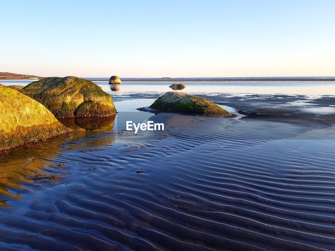 SCENIC VIEW OF SEA SHORE AGAINST CLEAR SKY