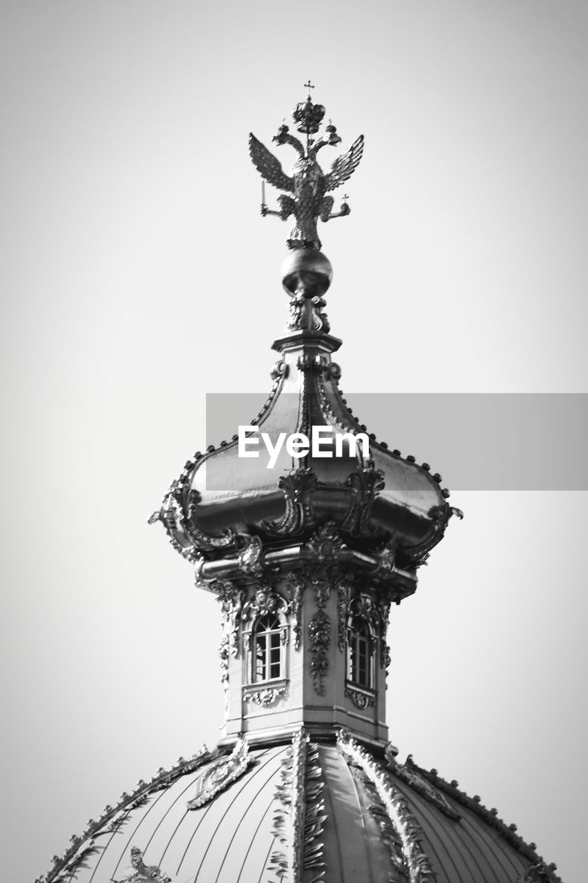 LOW ANGLE VIEW OF STATUE AGAINST THE SKY