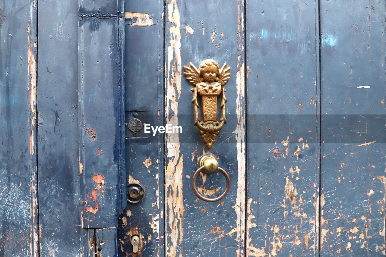 FULL FRAME SHOT OF DOOR KNOCKER ON WOODEN GATE