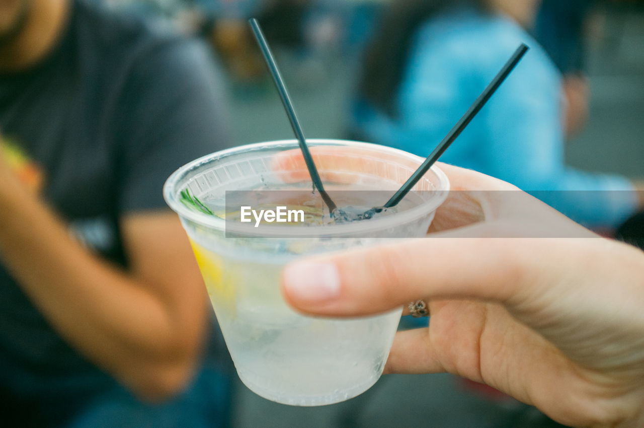 CROPPED IMAGE OF HAND HOLDING DRINK