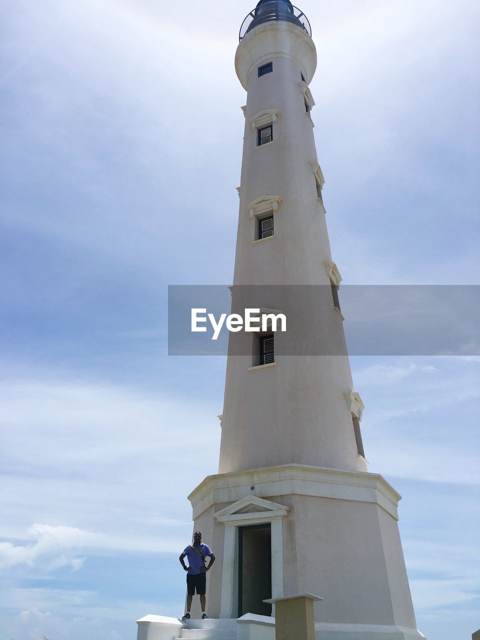 LOW ANGLE VIEW OF BUILT STRUCTURE AGAINST SKY